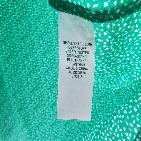 Adrianna Papell Green Leaf Printed V-Neck Flutter Sleeve Top - Picture 5 of 5